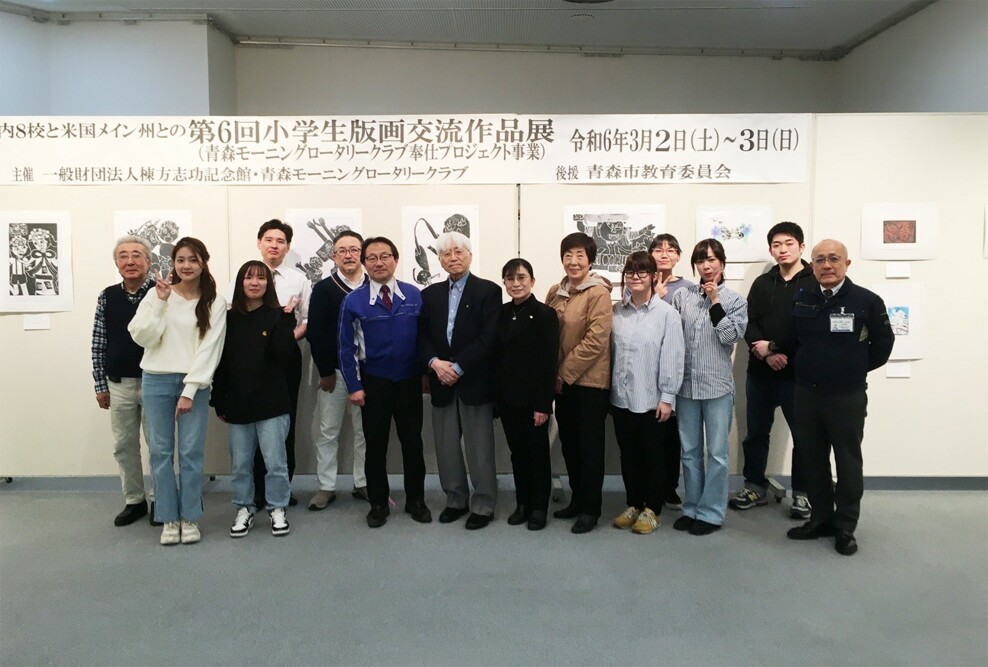 看護学部 坂井哲博教授ゼミと留学生が日米小学生版画交流作品展の運営サポートしました