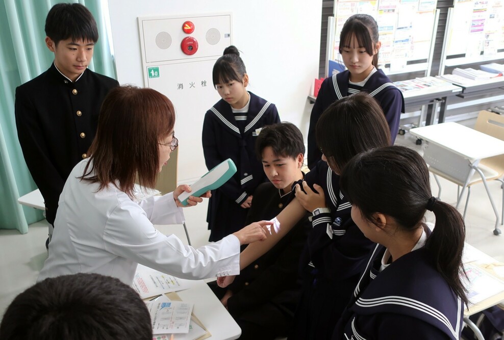 むつ市立田名部中学校の生徒が学校見学しました