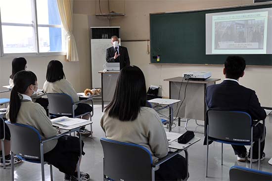 五所川原商業高校の探究学習の授業風景