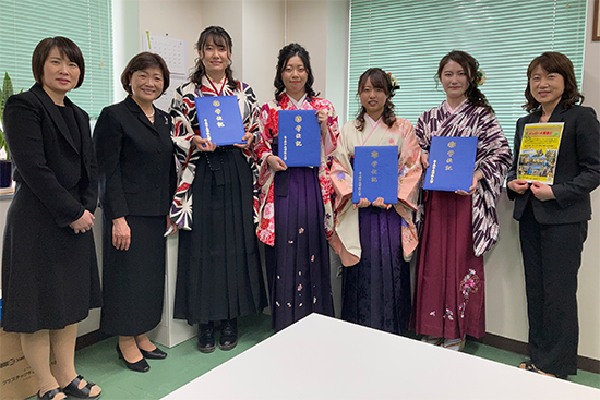 先生、友人らとの記念撮影