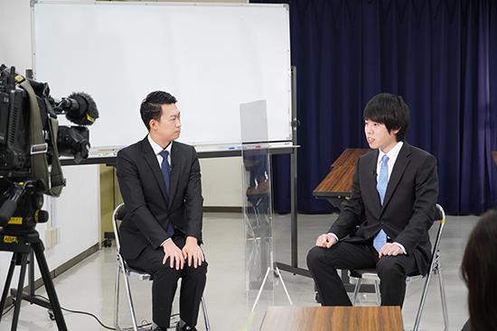 アナウンサーと一緒に衆院選について解説する山谷清秀講師