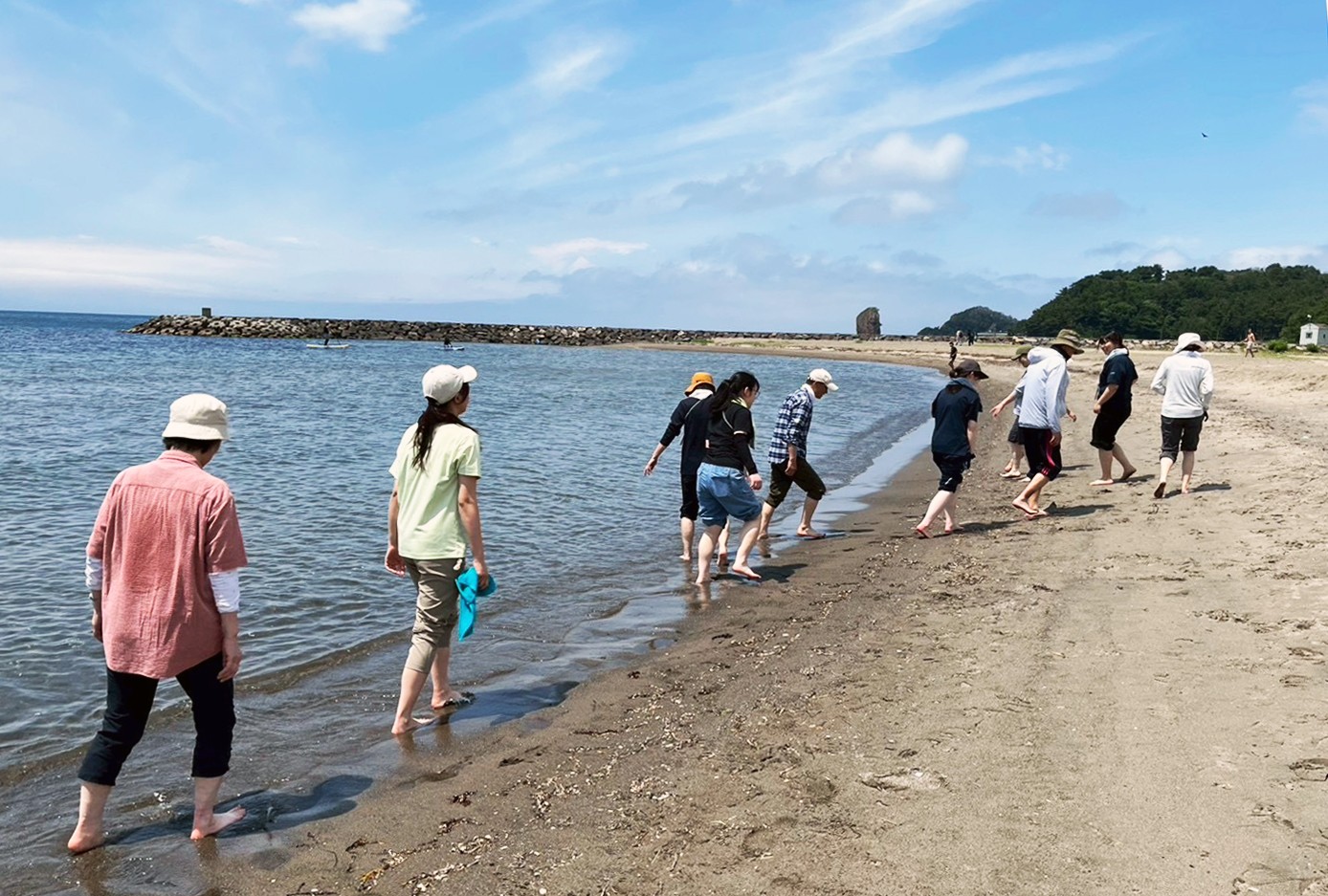 足の疲れをとる“渚ウォーク”