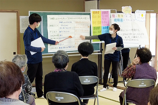 ロコモ予防体操「LET‘sロコトレ！」の様子