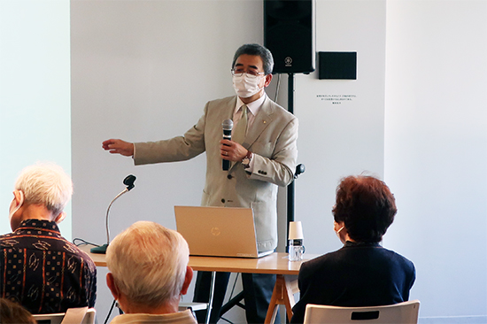 本学経営法学部　藤巻啓森教授が「日中における思考回路の対比について」と題して講義を行いました。