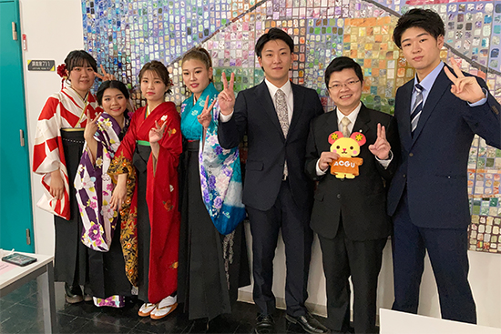 青森中央学院大学マスコットキャラクター「まあちくん」と一緒に撮影
