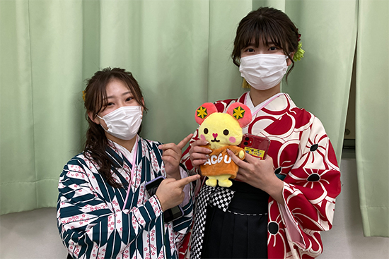 青森中央学院大学マスコットキャラクター「まあちくん」と一緒に撮影