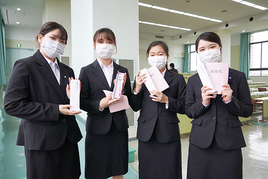 飛翔式後の学生たち