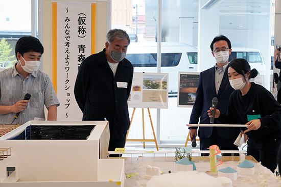 経営法学部の学生も小野寺晃彦市長、建築家の隈研吾さんを前に発表しました。