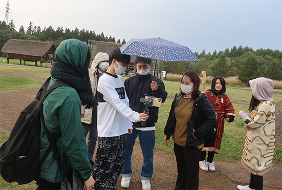 「三内丸山遺跡」を題材に、縄文時代の生活と現代の学生生活をシンクロさせた内容の「観光映像」をスマートフォンで制作しました