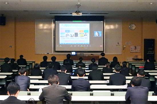 人事担当者が説明する業界の特色や業務内容などについて、熱心にメモを取り、積極的に質問をしていました。