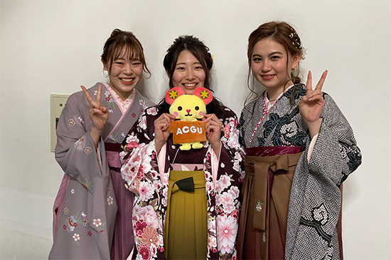 青森中央学院大学マスコットキャラクター「まあちくん」と一緒に撮影