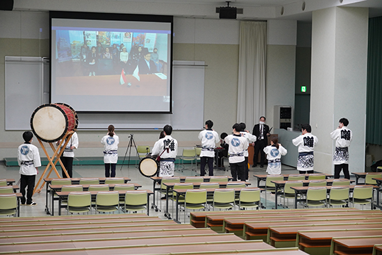 本学学生がタジキスタンと⻘森市の大学生によるオンライン交流の様子