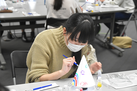 「ろう書き」「色付け」のようす