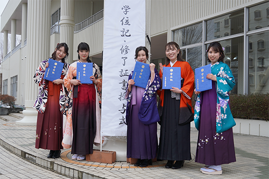 式後、友人らとの記念撮影