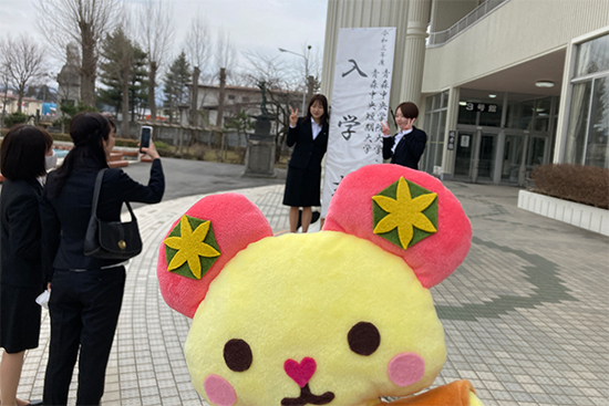 青森中央学院大学マスコットキャラクター「まあちくん」とパシャ！