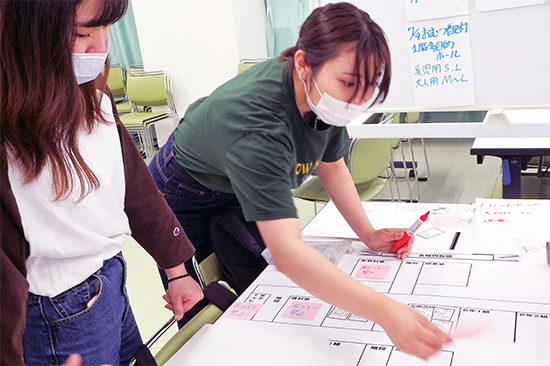 「避難所運営ゲームHUG（ハグ）」の“災害時要配慮者バージョン”を体験中の学生たち