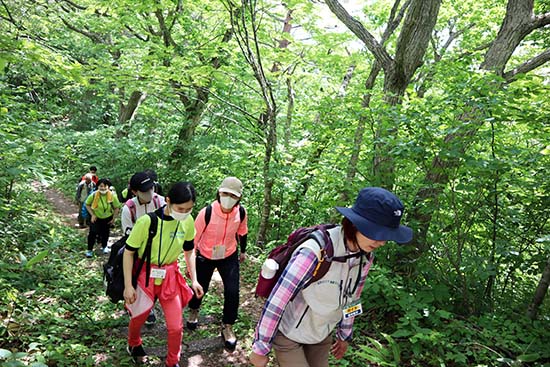 ウォーキング中の見守り等を行い、丁寧にクアガイドさんのサポーターを務めました。