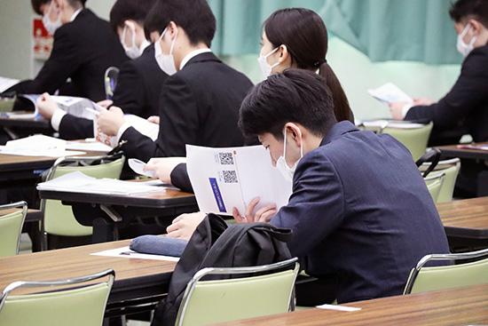 人事担当者の説明に聞き入る学生たち