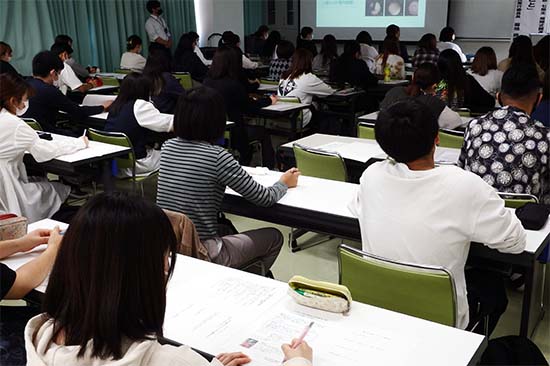 講演のに聞き入る学生たち