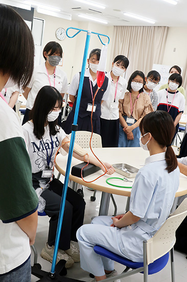 学生による模擬採血の実演