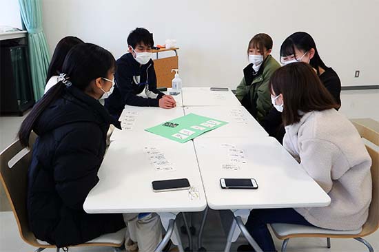 グループのファシリテーターとして、三思園の職員の方と看護学部教員にお手伝いいただきました。