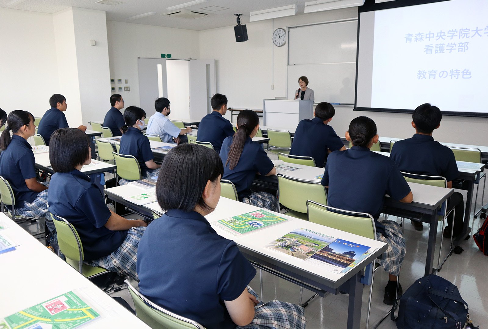 経営法学部、看護学部、食物栄養学科、幼児保育学科、専門学校の各教員より学科説明を行いました