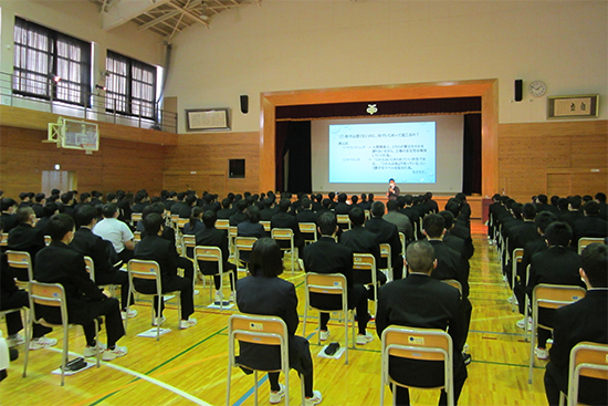 経営法学部 成田昌造教授がむつ工業高校で出前講座を担当しました