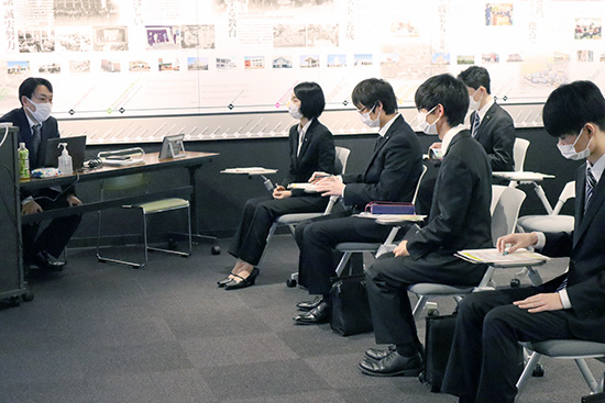 人事担当者の説明に聞き入る学生たち