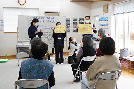 ロコモ予防体操「LET‘sロコトレ！」の様子