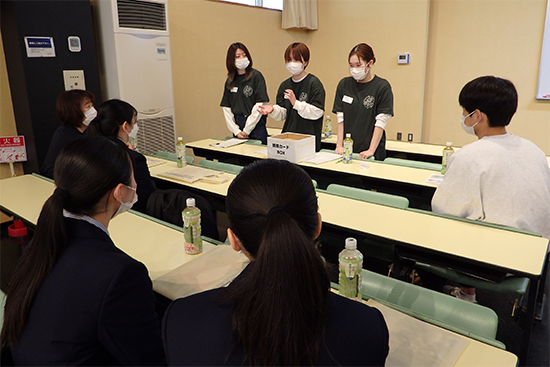 在学生たちが学生生活やサークルについての説明に聞き入る参加者