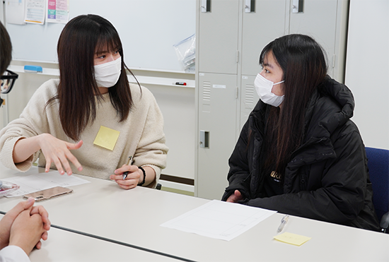 坂井哲博ゼミ、三國裕子ゼミ、留学生と交流の様子