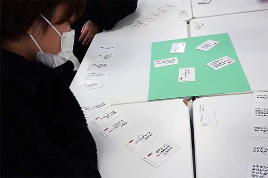 カードの一枚一枚には、自分が人生の最期を迎えるときにどうしたいかが津軽弁で書かれています。