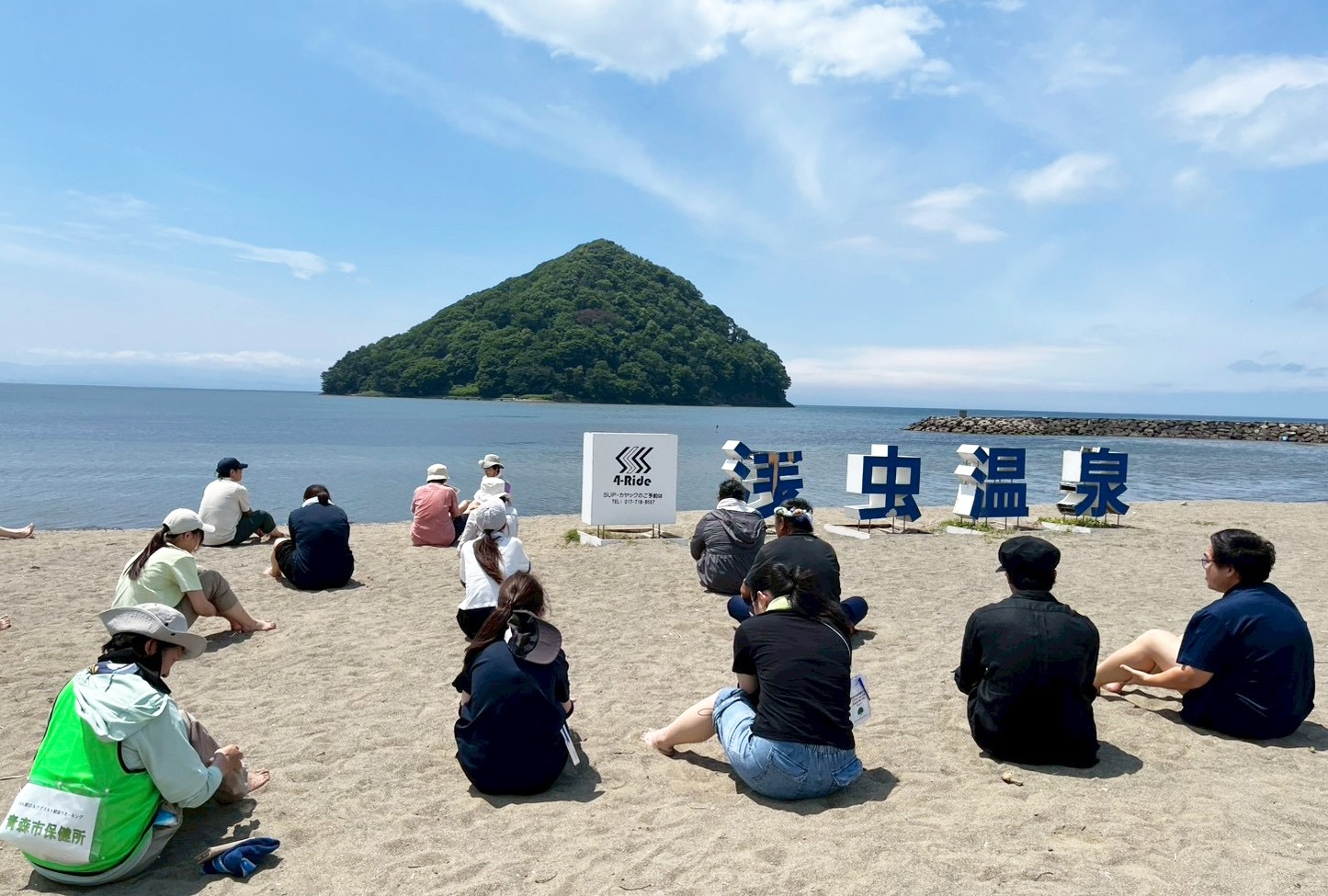 海風を全身に浴びてリラックスする“海ヨガ”