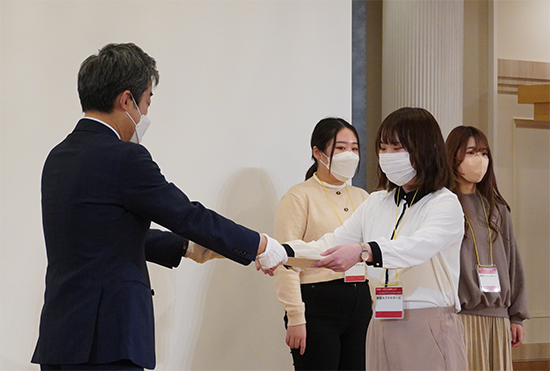 「青森発！台湾との連携によるビジネスプランコンテスト」受賞式の様子