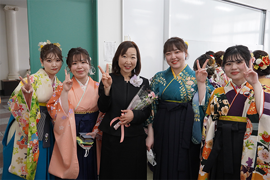 先生、友人らと記念撮影