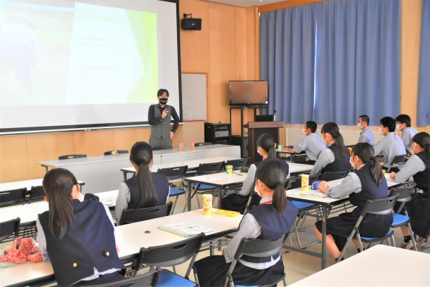 青森商業高等学校でのプログラムの様子