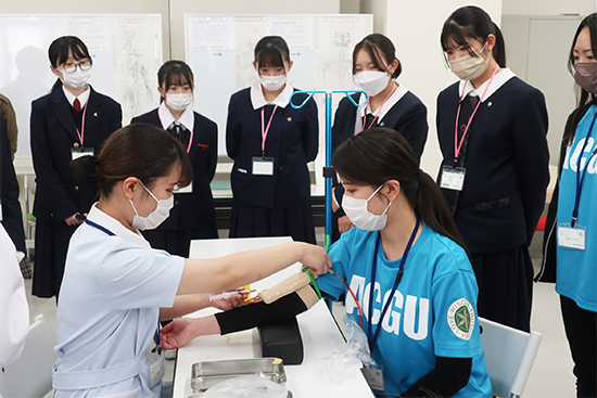 学生による模擬採血の実演