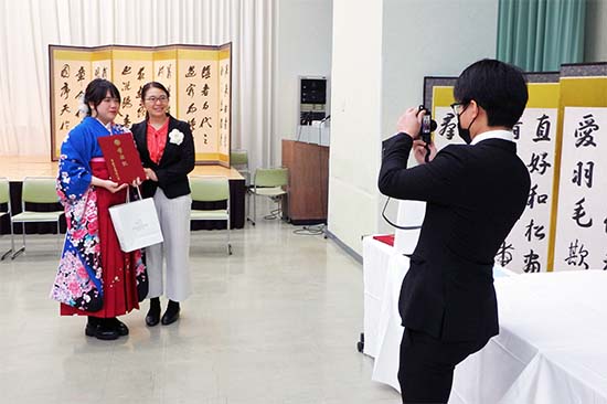 記念写真を撮る学生たち