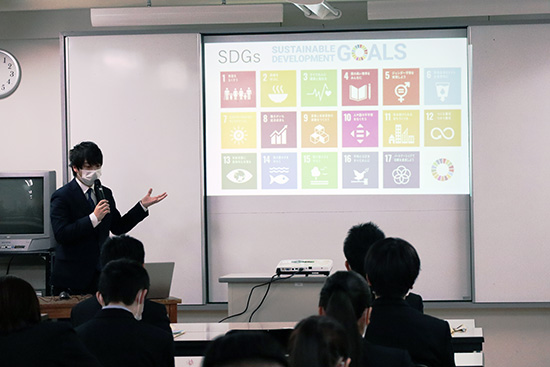 弘前東高校1年生による学校見学の様子