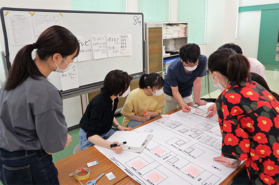 「避難所運営ゲームHUG（ハグ）」を体験する看護学部4年の学生たち
