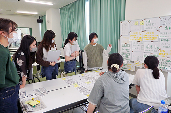 「避難所運営ゲームHUG（ハグ）」を体験中の学生たち