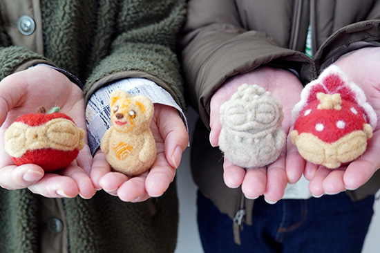 青森県産羊毛（aomori wool）を小牧野遺跡のどんぐりで染色した素材を用いた、青森らしくかつ縄文の魅力が伝わるような「ようもんゆらり（全4種）」を完成させました。