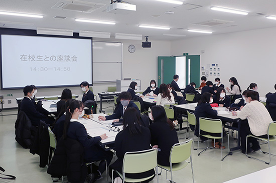 学生との座談会の様子