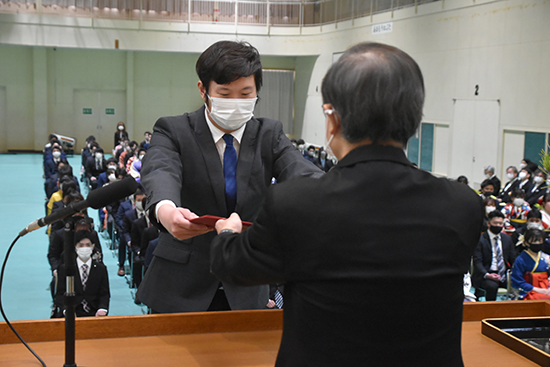 修了証書授与式：大学院地域マネジメント研究科代表