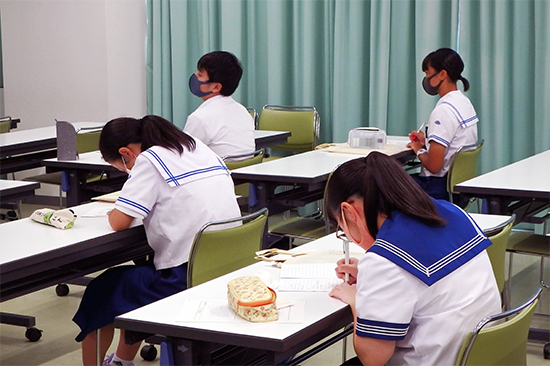 熱心にメモを取る学生たち