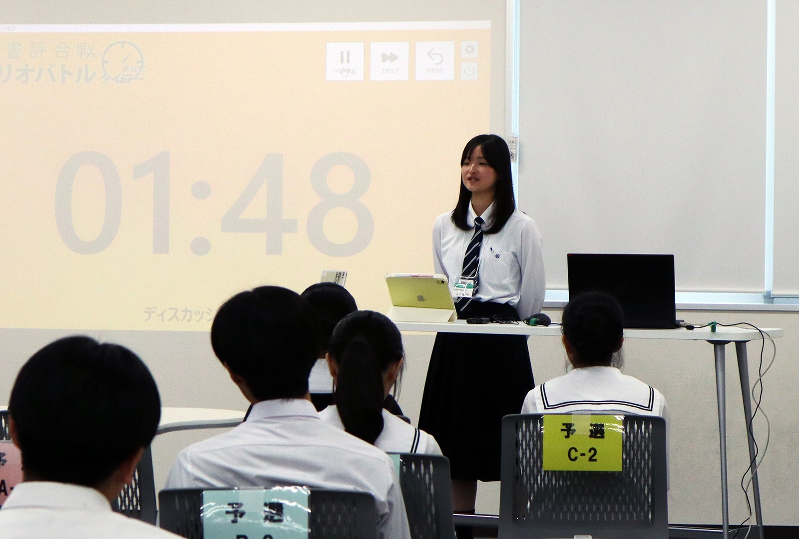 「高校生にもわかる「お金」の話」の質問に答える準優勝の藤井さん
