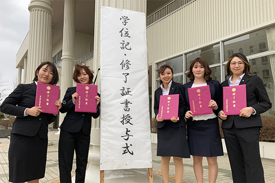 先生、友人らとの記念撮影