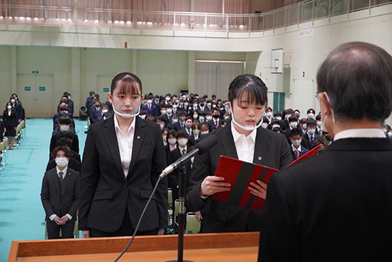 新入生代表による入学生代表宣誓