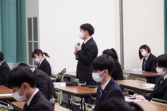 積極的に質問をする学生も多く見られました。