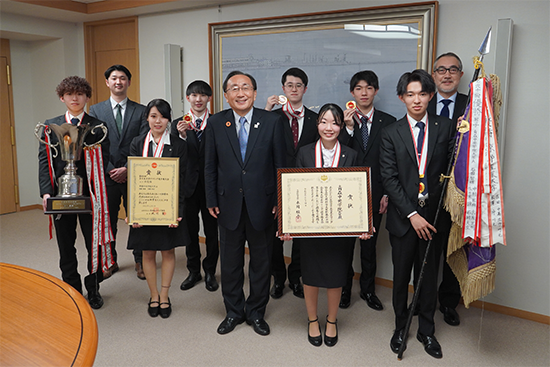 ボウリング部が全日本大学選手権の優勝・準優勝報告のため青森県知事表敬訪問